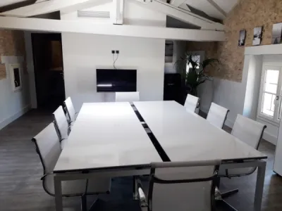 Aménagement du nouveau siège social de SAM Immobilier à Bouc-Bel-Air avec bureaux Cinétic, salle de réunion modulable et sièges résille design