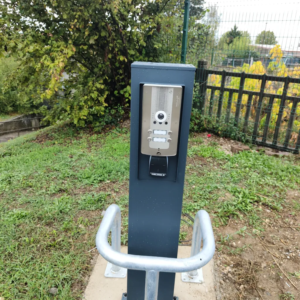Installation d’un système de contrôle d’accès Alcea sur un site industriel à Montluel avec installation de lecteur, serrurerie, borne et étrier de protection galva Installation d’un système de contrôle d’accès Alcea sur un site industriel à Montluel avec installation de lecteur, serrurerie, borne et étrier de protection galva