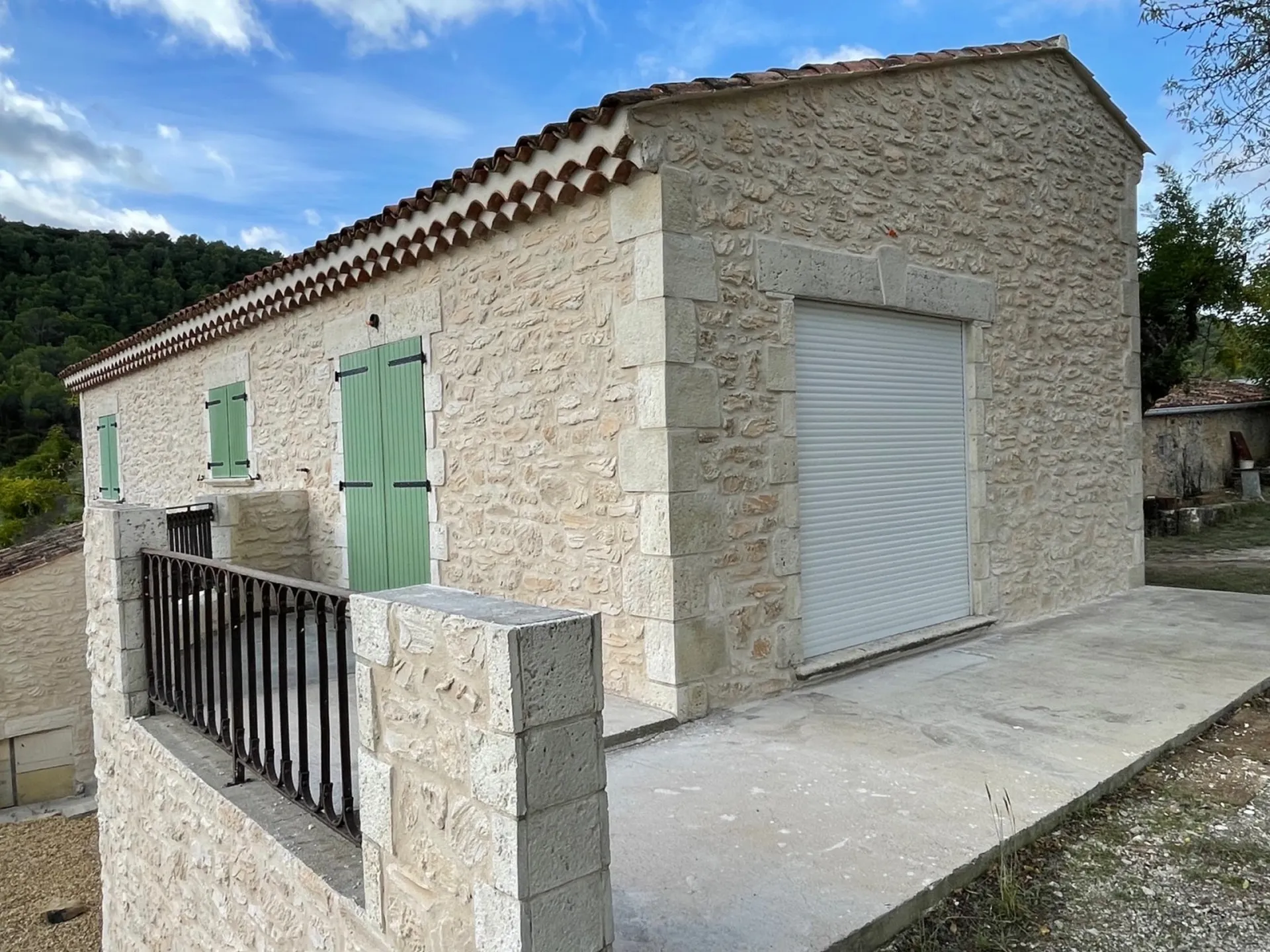 Rénovation des façades en pierre sur une ancienne bâtisse à Cessenon sur Orb proche de Béziers.