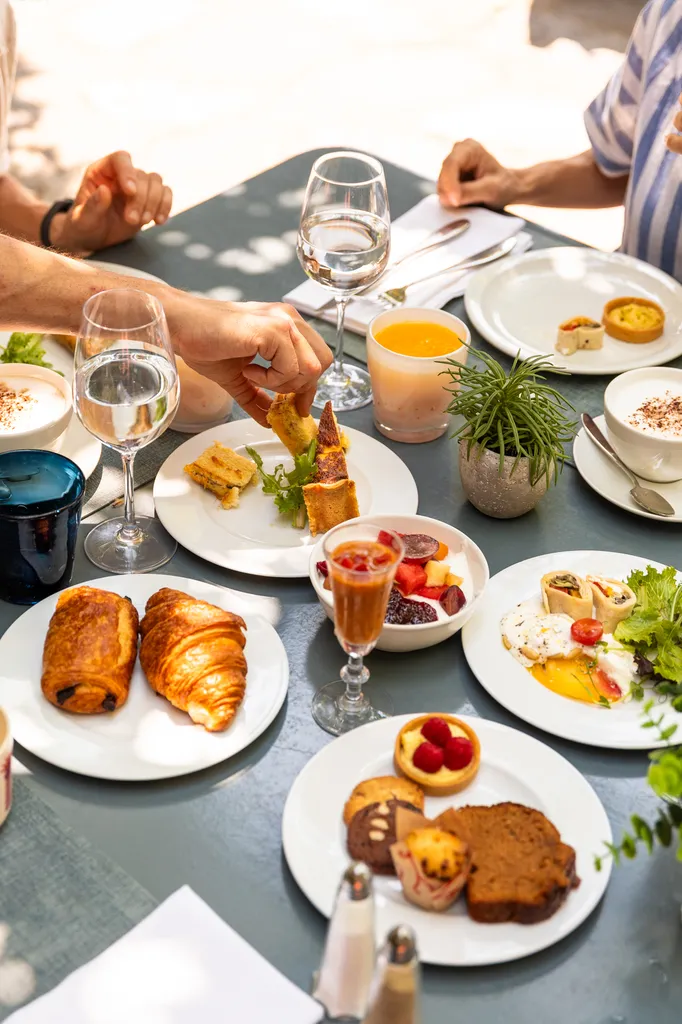 Brunch maison convivial à Bormes-les-Mimosas proche plage avec produits frais et accueil vélo HDLP