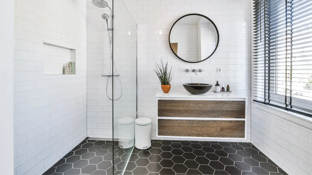 Salle de bains et petits espaces à Bordeaux : étanchéité, normes et optimisation des travaux en toute conformité