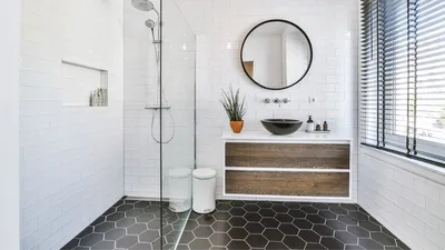 Salle de bains et petits espaces à Bordeaux : étanchéité, normes et optimisation des travaux en toute conformité