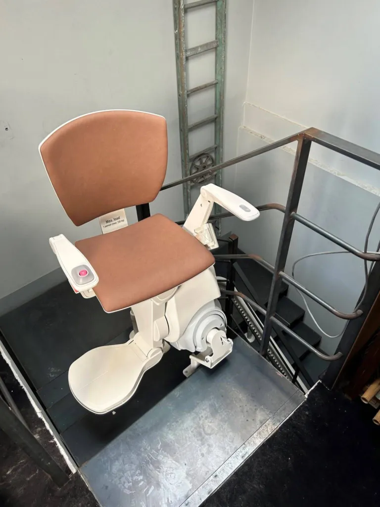 L'espace minimum occupé par le rail du fauteuil monte-escalier OTOLIFT Modul'Air permet aux piétons d'utiliser normalement l'escalier en colimaçon la place disponible étant maximale