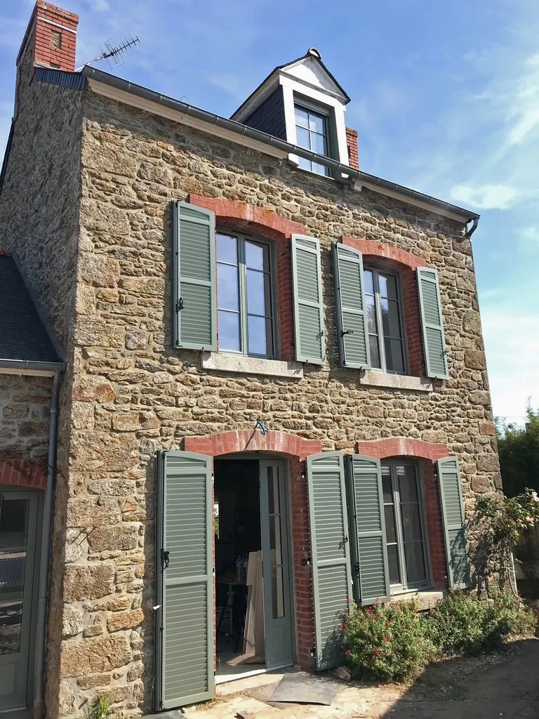 Ain Rhône Fermetures, expert local en menuiseries aluminium et PVC, pergolas, portails et fermetures sur mesure
