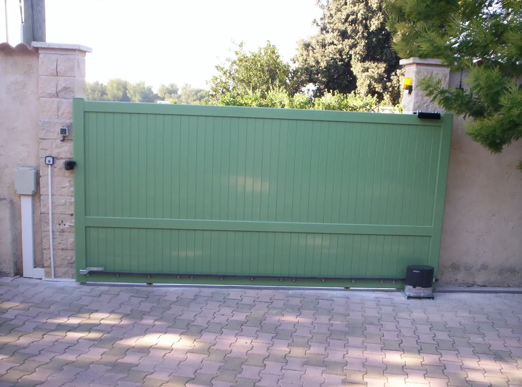 Pose de portail vert coulissant sur Sausset Les Pins