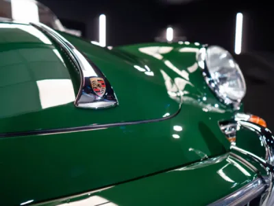 Porsche 356 verte avec une finition parfaite après un polissage complet, suivi d’un traitement céramique, offrant à la peinture une protection durable contre les contaminants.