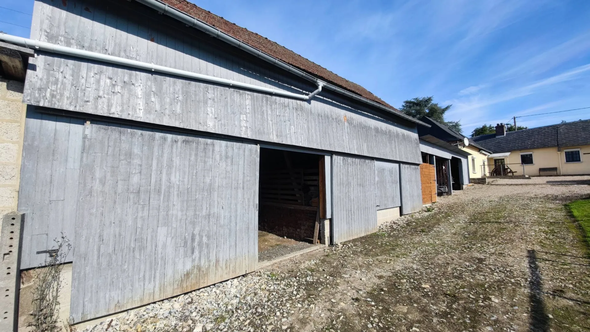Longère de 135 m² habitables, bâtie sur un terrain de 2688 m² paysagé et clos.