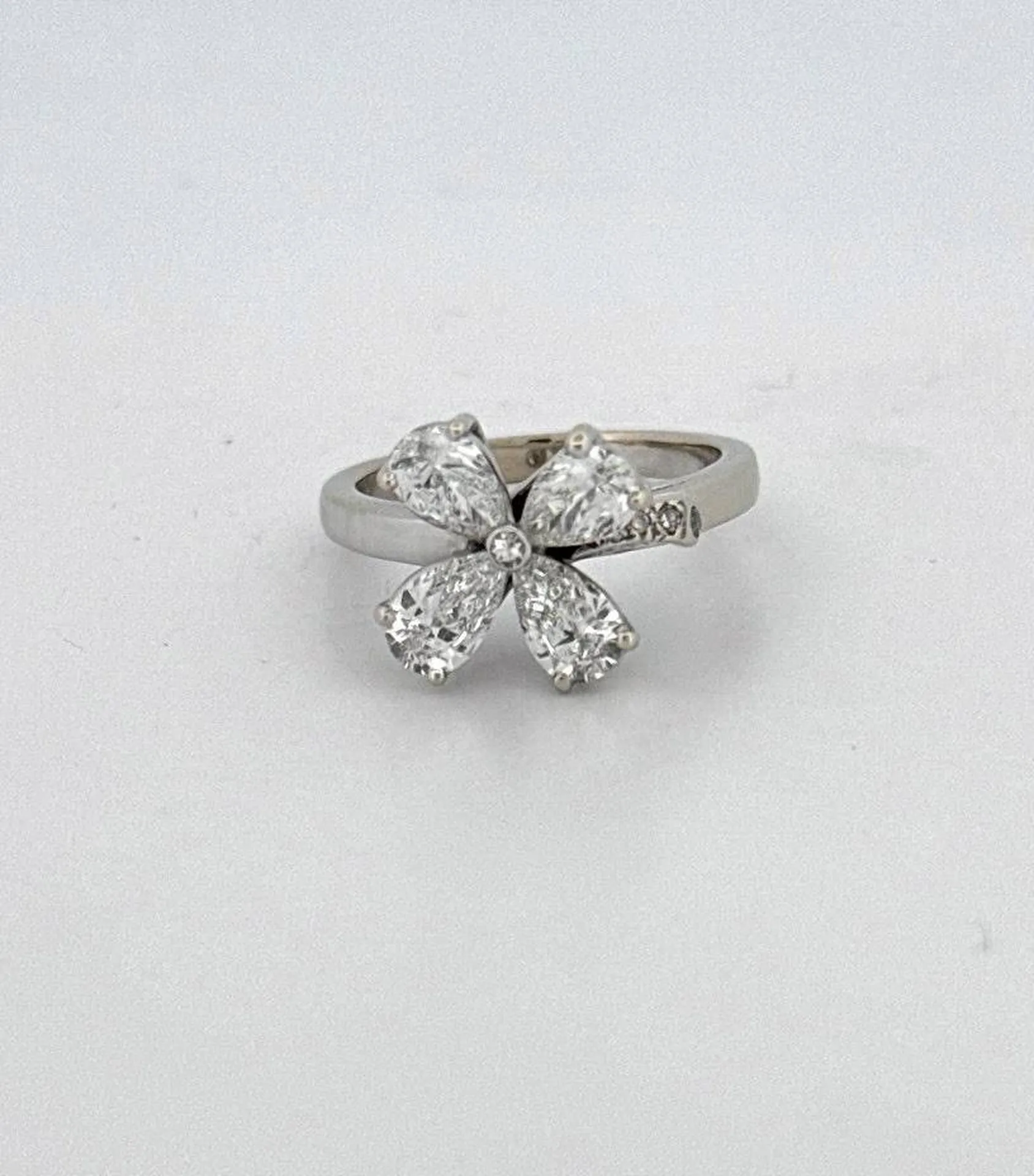 Chance et Éclat : Sublime Bague Trèfle en Or Blanc et Diamants chez Or Ligne à La Teste de Buch