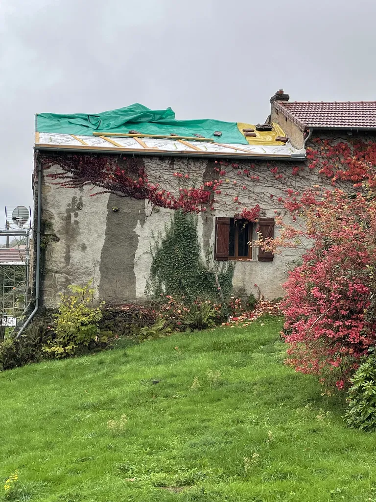 Travaux de rénovation de toiture avec reprise de la charpente et préparation de la nouvelle couverture en tuiles