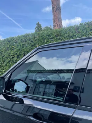 Pose d’un film solaire Range Rover Sport P400e à Saint-Laurent-du-Var près de Nice