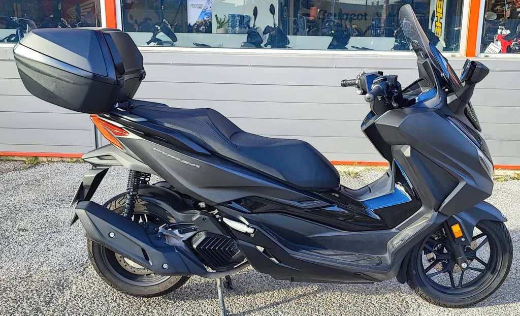 HONDA FORZA 125 TOP BOX DU 01/2024 AVEC 1080 KM.