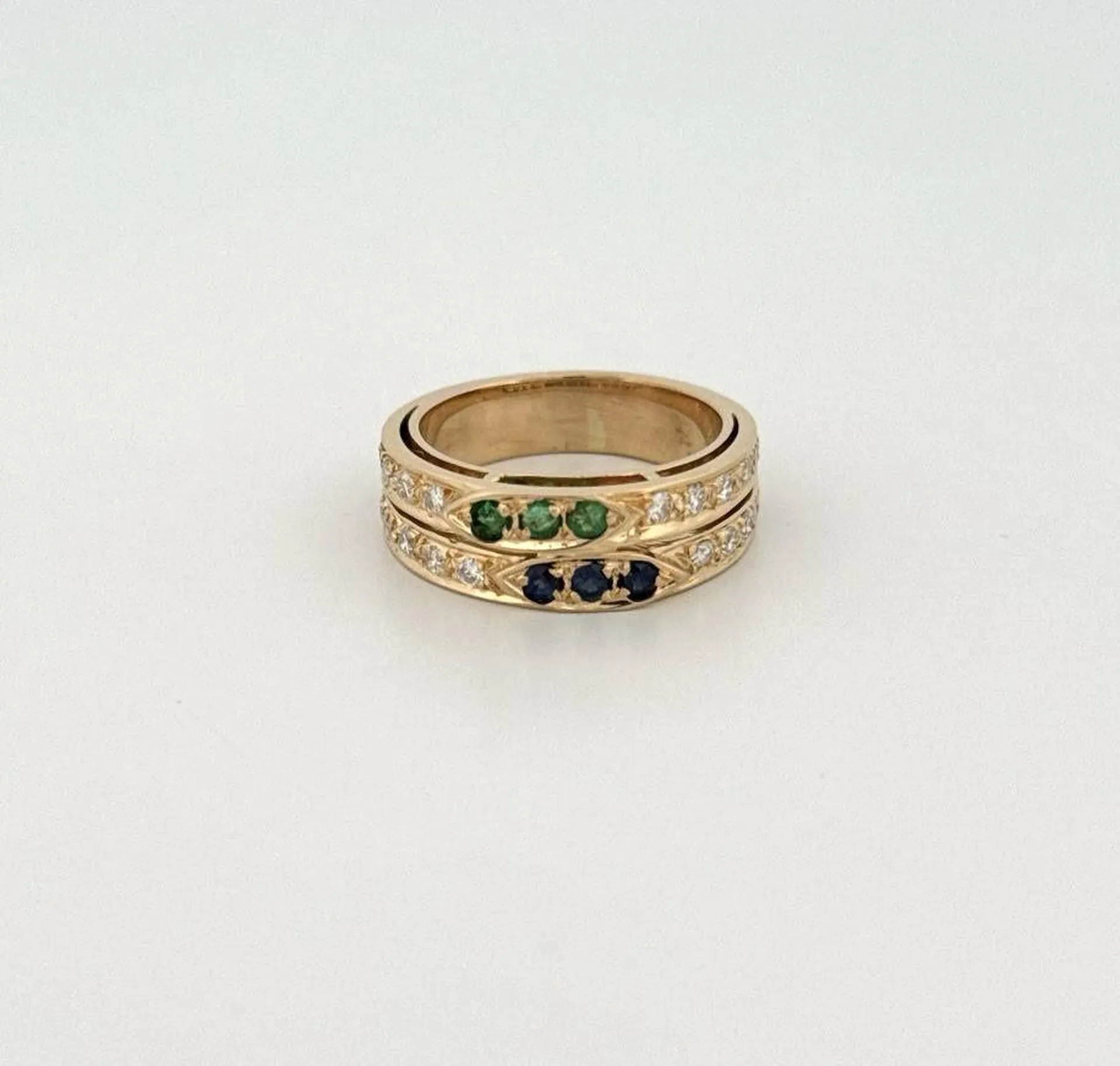 Élégance et Prestige : Découvrez Notre Bague Orné de Saphirs, Émeraudes et Diamants chez Or Ligne sur le Bassin d'Arcachon