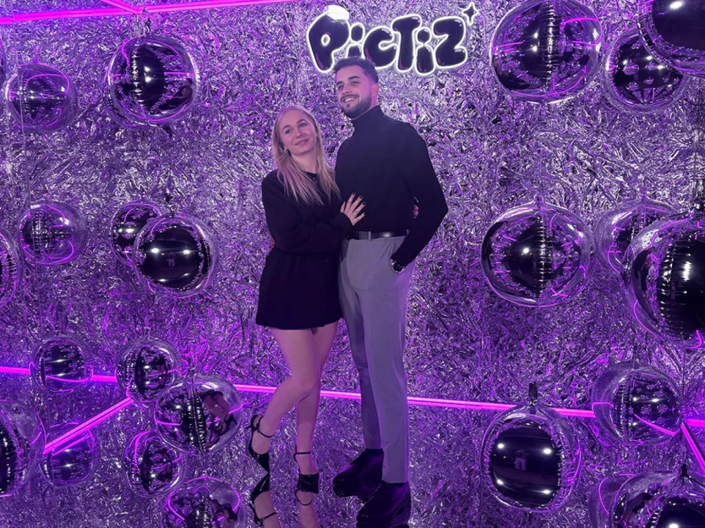 Louer un photobooth avec décor backdrop original à Aix