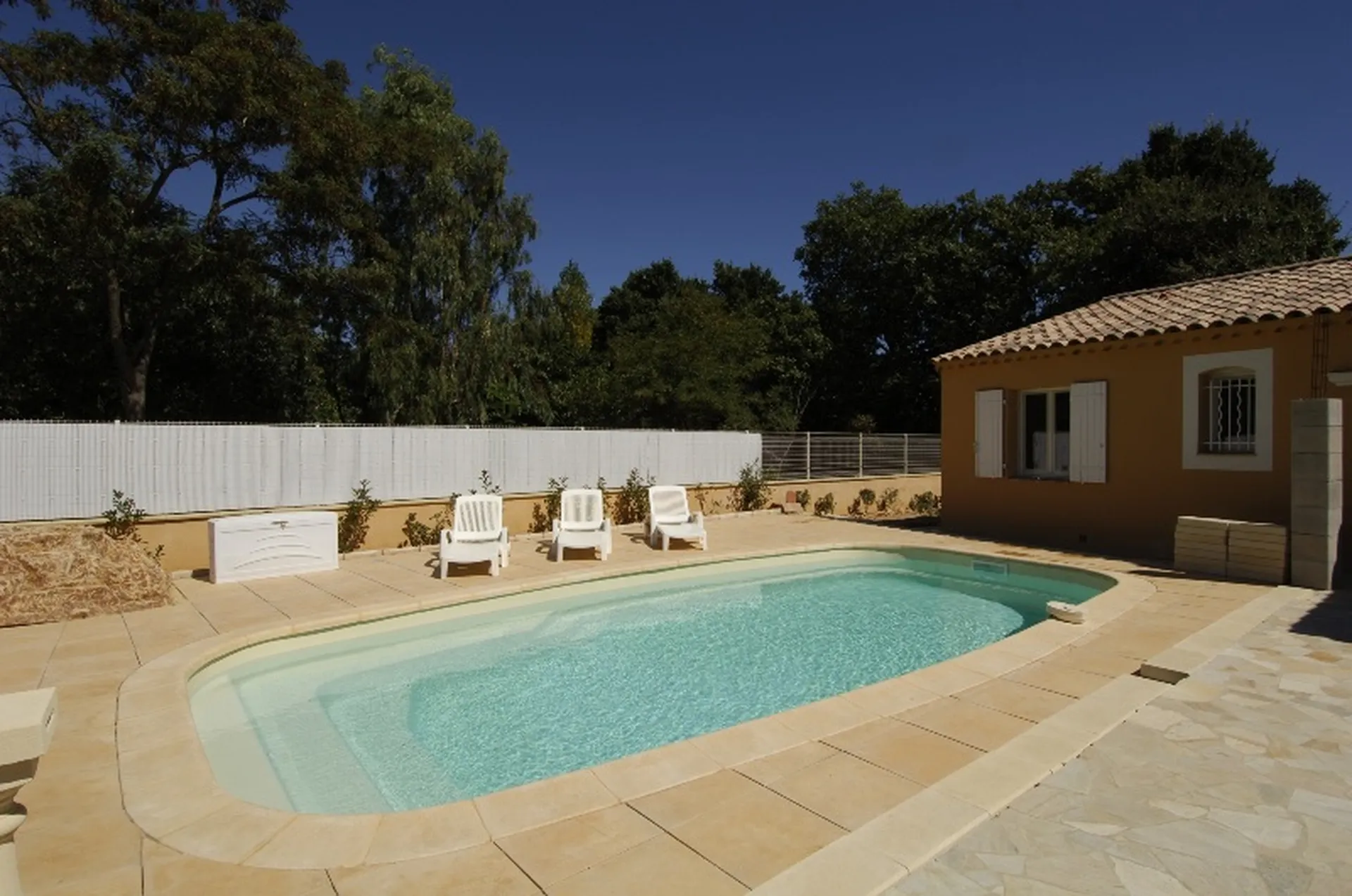 Piscines Fond plat Modèle praline installé à Bouc Bel Air