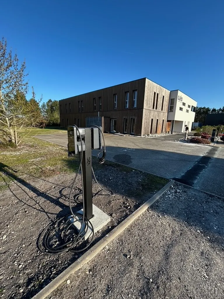 À Martillac 33650 en Gironde, aménagement d'infrastructure avec tranchée et installation de deux bornes de recharge doubles sur pied V2C Trydan 22kW pour flotte d'entreprise.