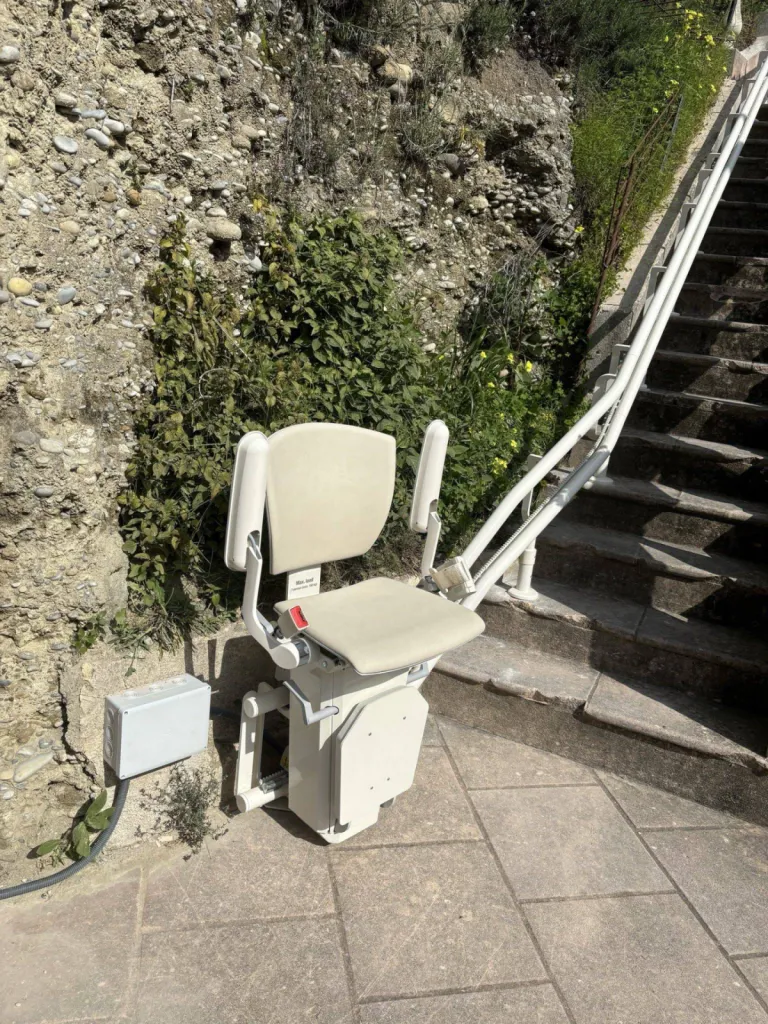 Le départ laisse dégagé le bas de l'escalier après installation de ce fauteuil monte-escalier OTOLIFT TWO en extérieur dans escalier courbe de 30 m de long à Fréjus