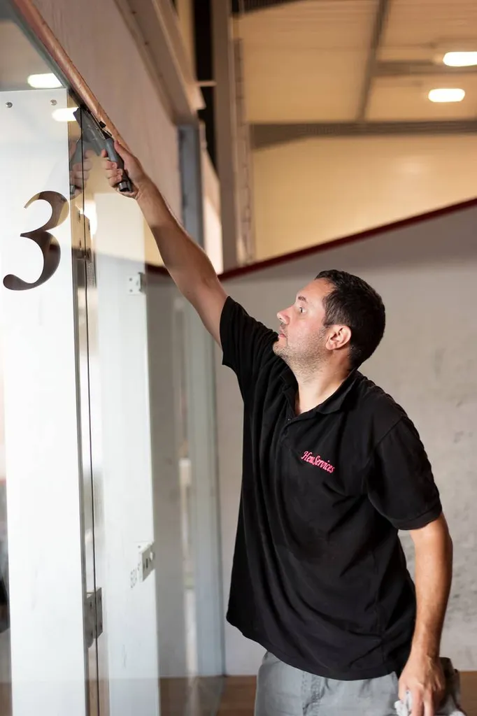 Service de nettoyage vitreries pour professionnels à Six Fours les Plages