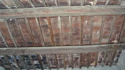 Rénovation et mise en valeur de charpente traditionnelle ancienne sous toiture pour habitat durable sécurisé