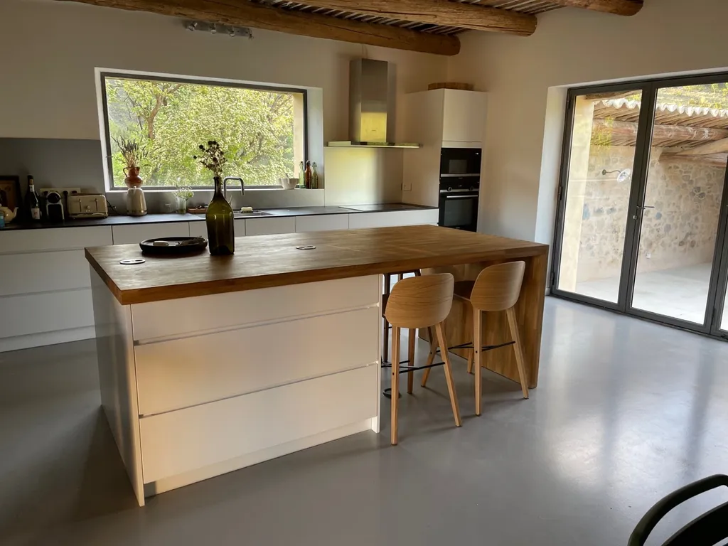 Pose d’une couche industriel effet béton ciré coulé à Arles 