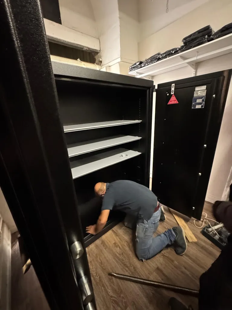 La Rolls du coffre-fort by Fichet-Bauche : Inviktus 1 200 L classe VI avec serrure Kelnet. Pour la protection des commerces sensibles