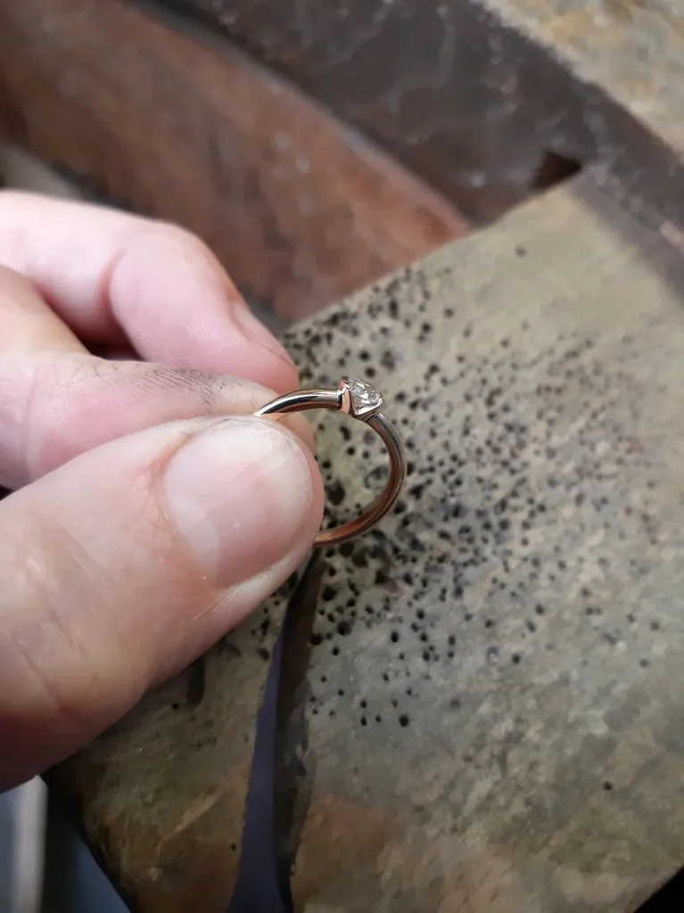 création d'une bague de fiançailles sur-mesure