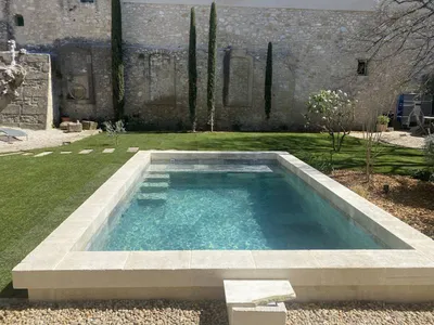 Paysagistes professionnels pour la création de piscine provençale dans les Bouches-du-Rhône 13, pour un aménagement extérieur élégant et authentique