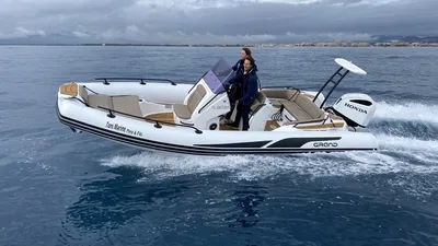 Location Grand G680 Luxe 2024 semi-rigide 200 cv pour 12 personnes avec confort haut de gamme depuis La Londe-les-Maures