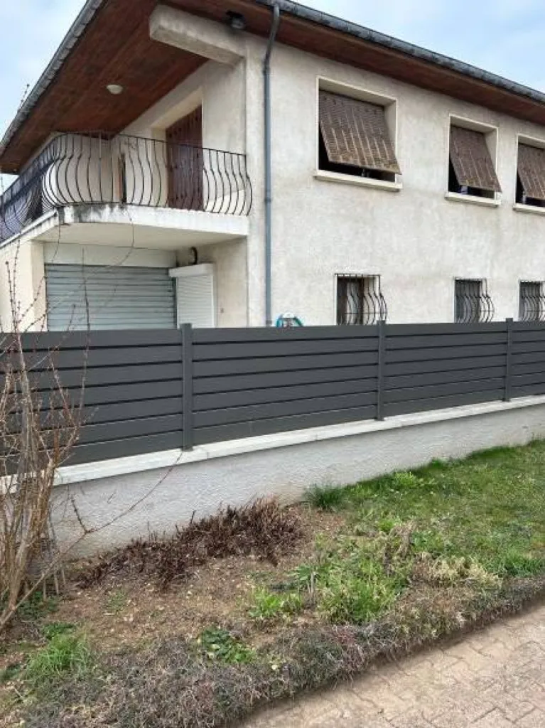Pose d'un portail coulissant et de barrières en aluminium à Decines