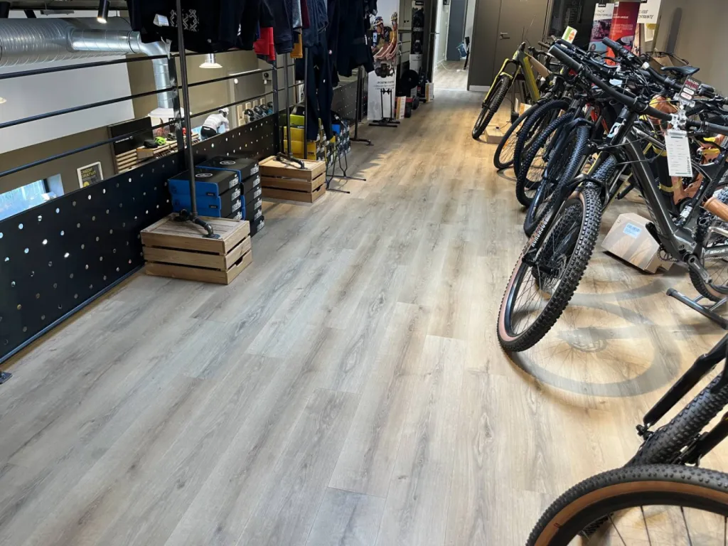 Transformation Élégante du Magasin Bikery à Aix-en-Provence avec le Vinyle Douro Honey de Lamett