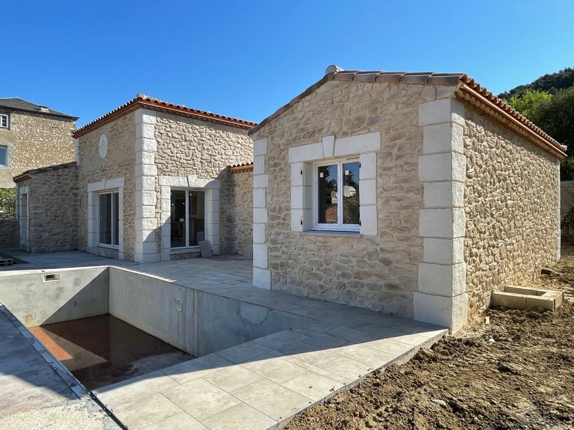 Finition Pierre taillée à Portel des Corbières dans l’Aude.