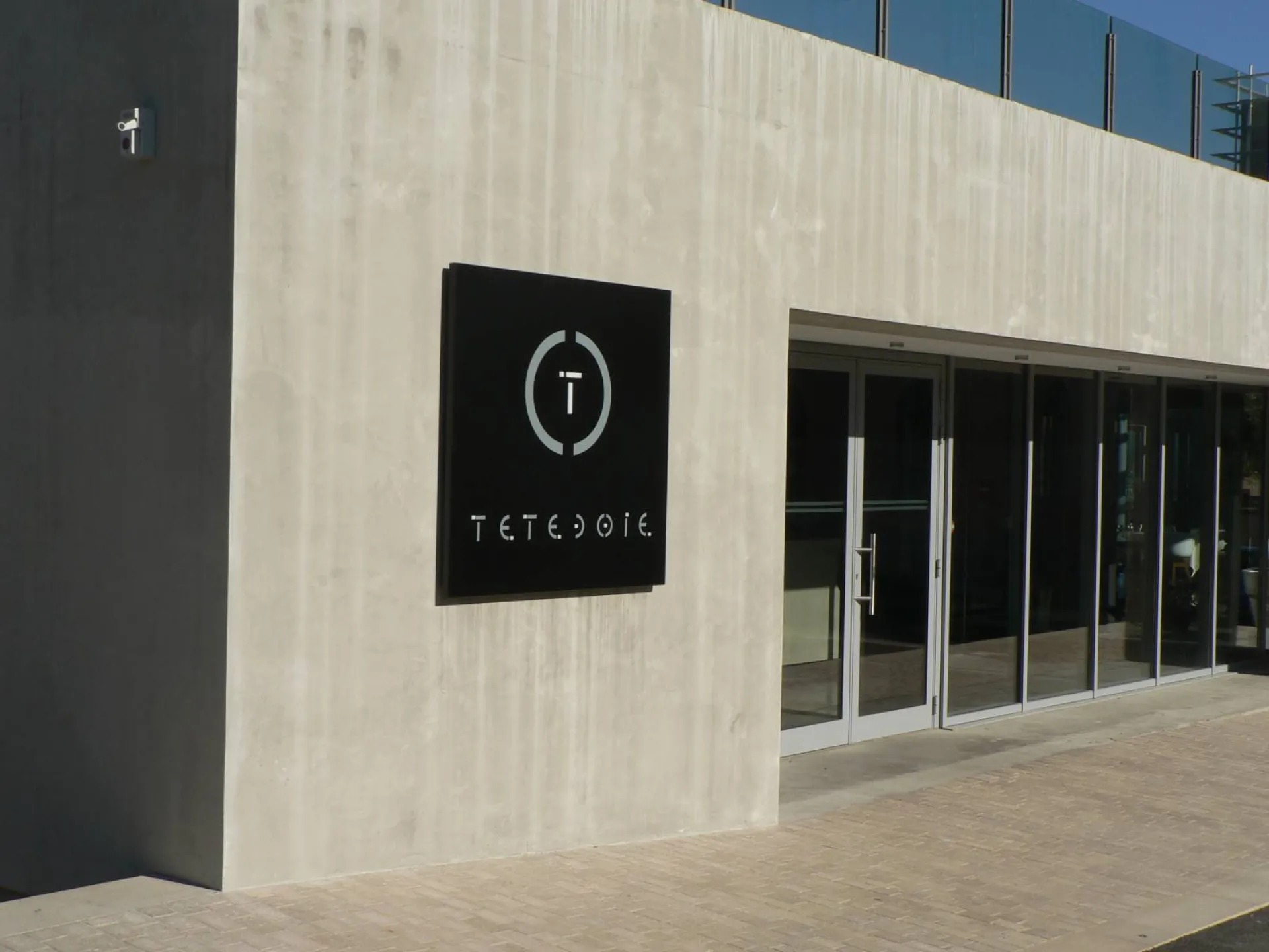 Enseigne caisson alu ajouré christian tetedoie restaurant étoilé Lyon