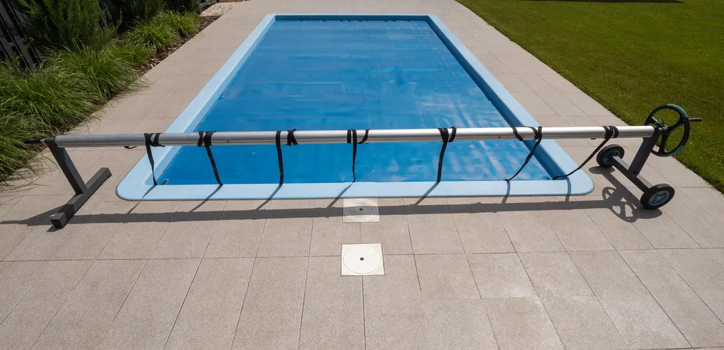 pisciniste pour installation d'une bâche de protection pour une piscine de 8x4 à côté de Lacanau