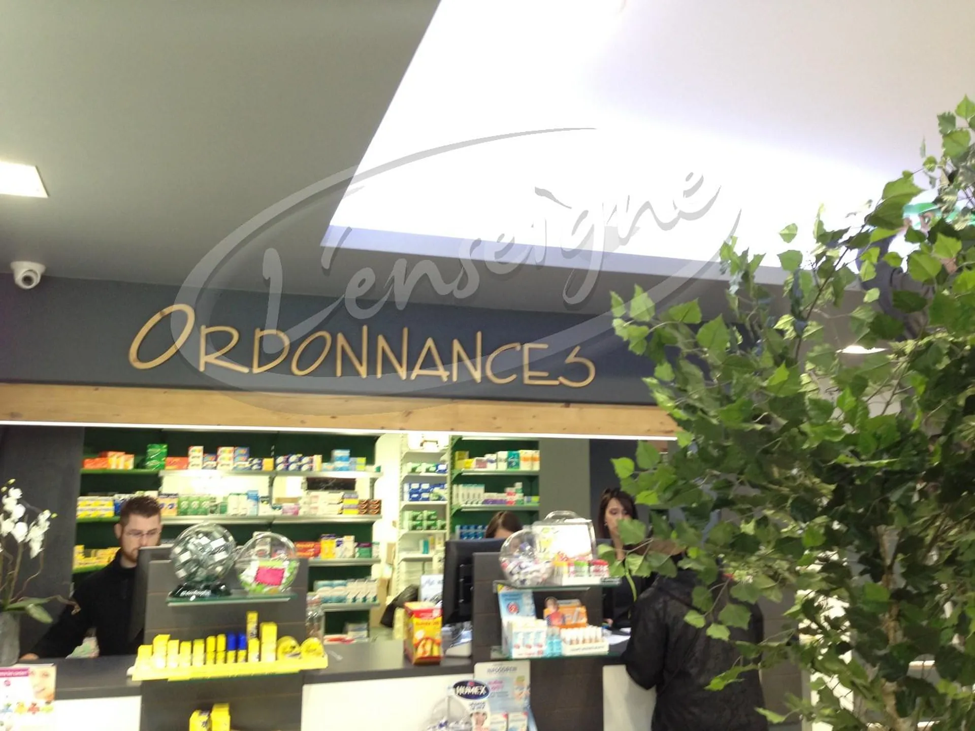 Lettres en bois pour la décoration intérieure de votre commerce à Marseille