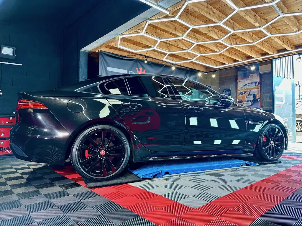 spécialiste du traitement céramique du Lyon et sa région . protection carrosserie Jaguar XE