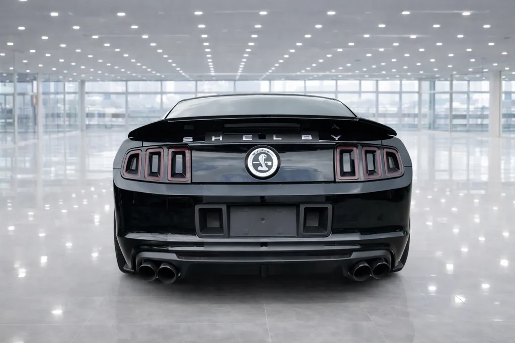Arrière Ford Mustang Shelby GT500 2014 – signature Shelby d’un modèle rare import Canada