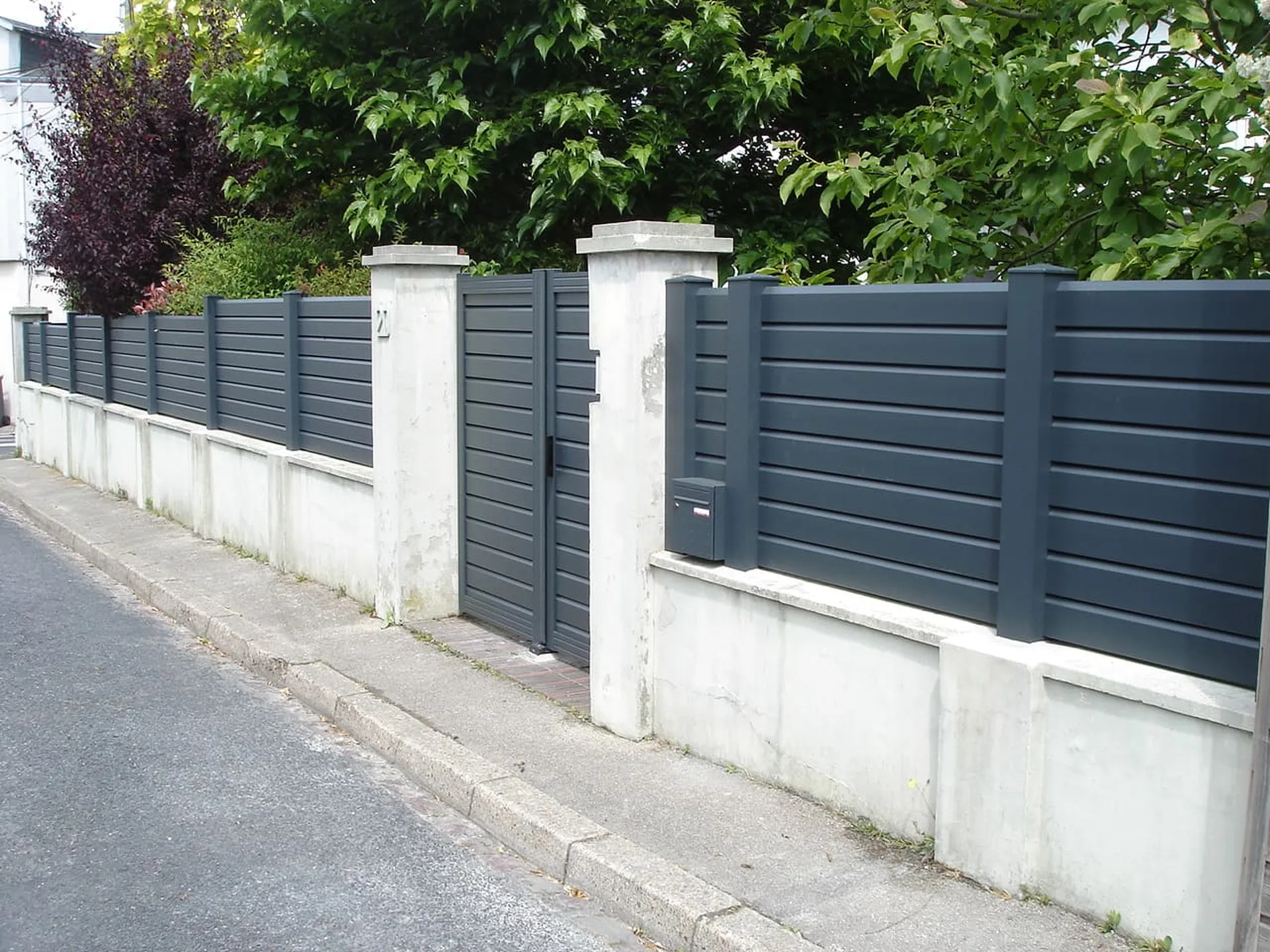 Pose de clôture en Aluminium sur le mur d'une propriété de particuliers à Mont Saint Aignan en Seine-Maritime 76