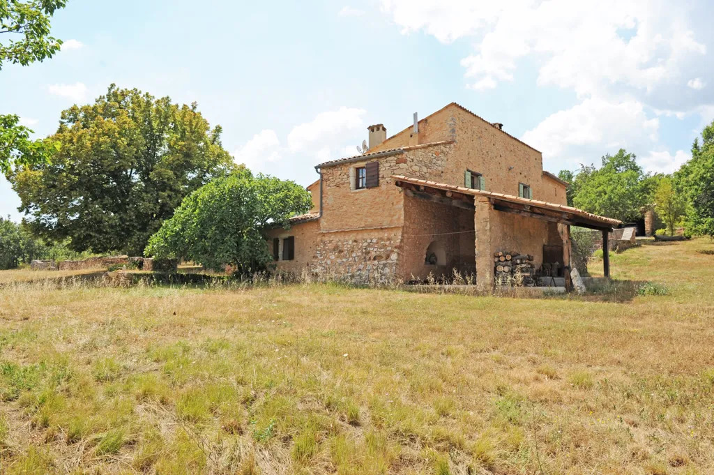 En vente dans les Monts du Vaucluse,  ferme provençale restaurée sur 35 hectares  