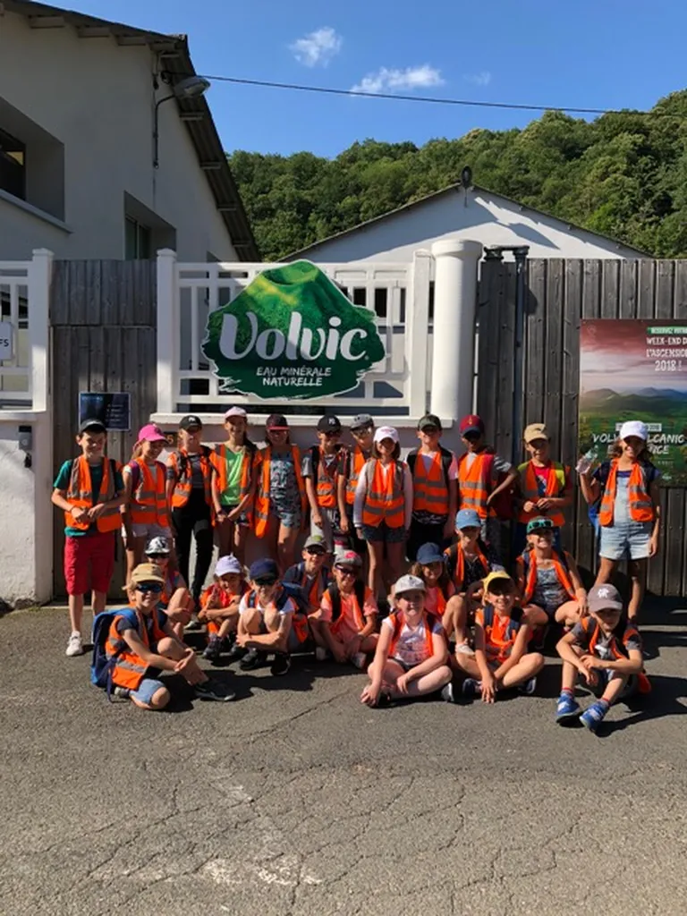 Voyage scolaire nature en Auvergne à Pontgibaud proche de Volvic : étude du cycle de l'eau, structure d'accueil pour écoles et 134 couchages
