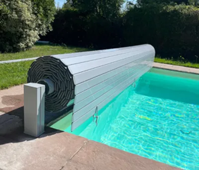 Piscine coque petit bassin avec son volet hors sol