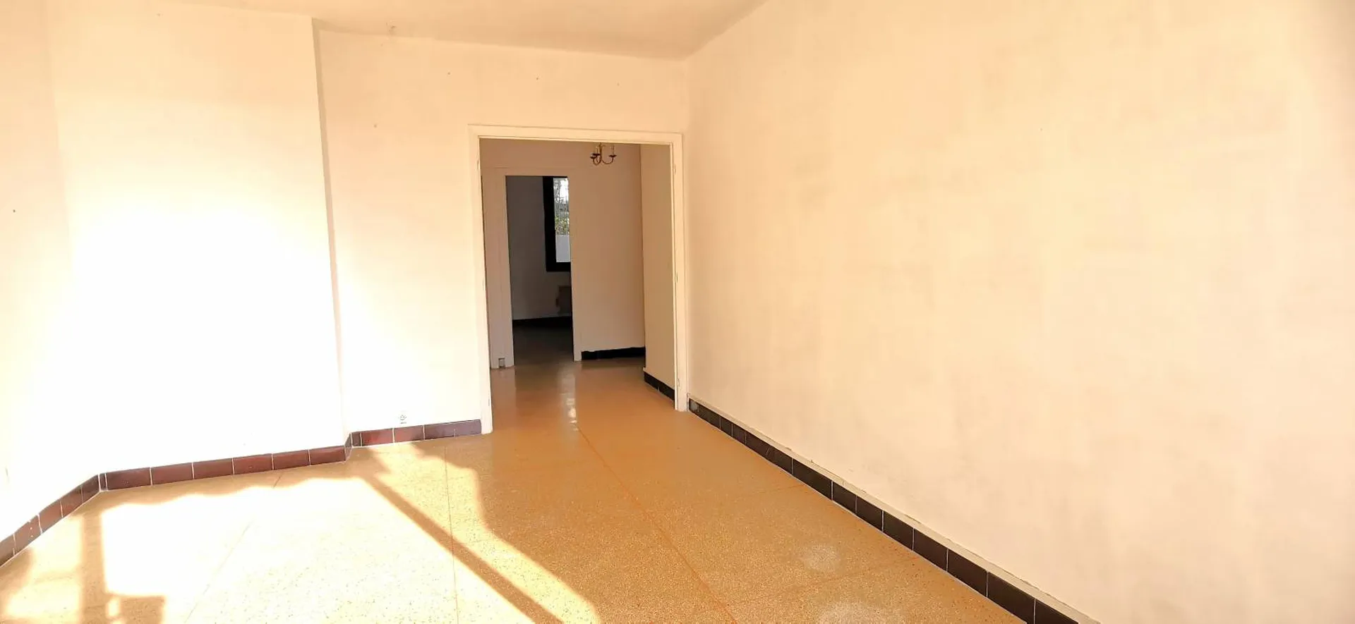 Appartement T2 Cassis  en rez-de-chaussée avec spacieuse terrasse vue mer dans résidence fermée derrière le port