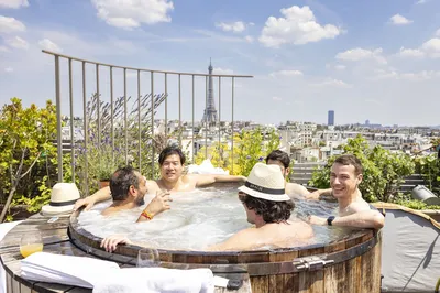 Rooftop avec vue pour mariage décontracté à Paris