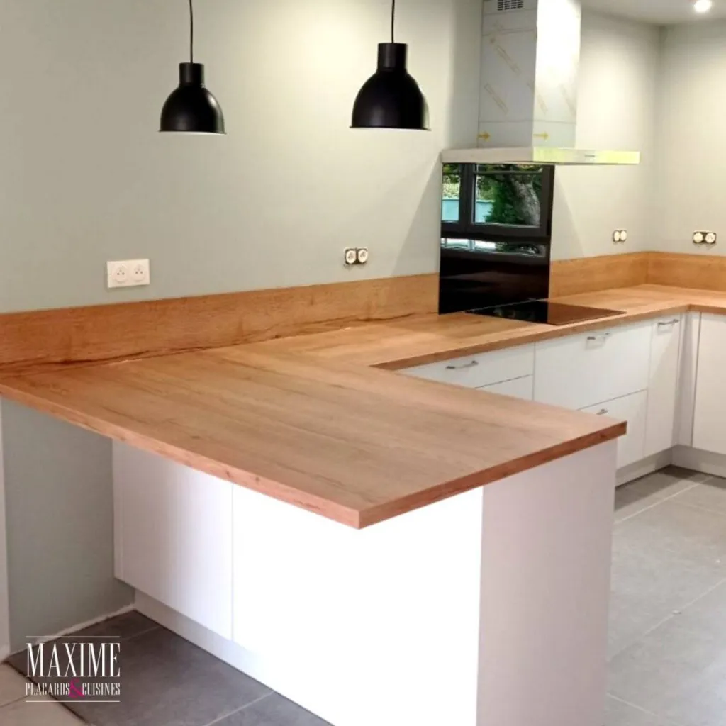 Cuisine en U façades blanches mates