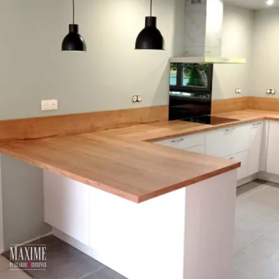 Cuisine en U façades blanches mates