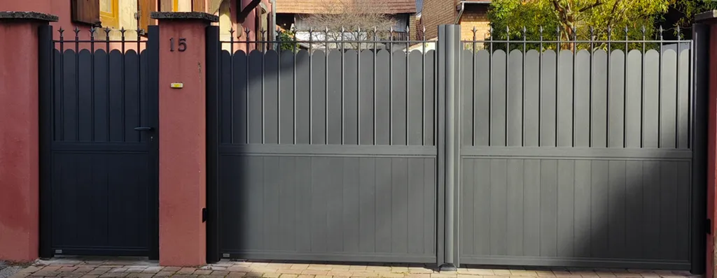 Portail en Aluminium Noir sur maison Alsacienne
