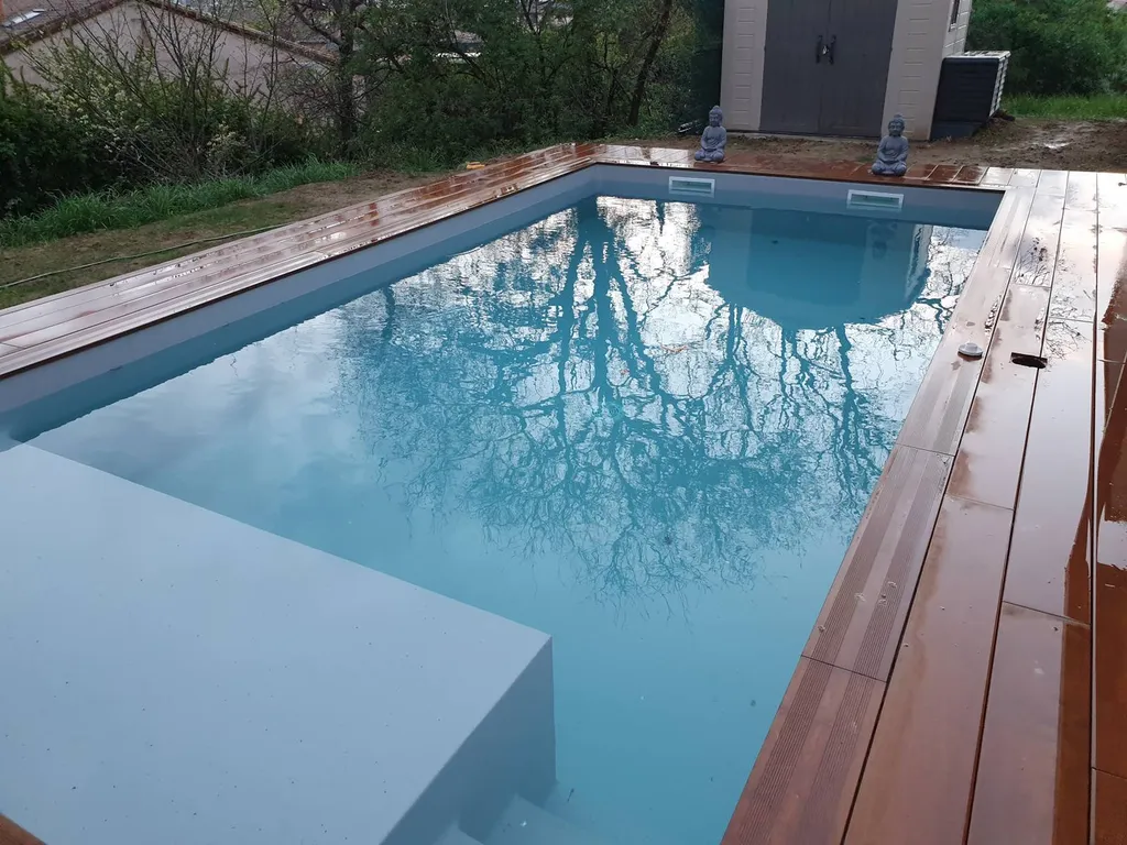 Aménagement d'une terrasse bois exotique autour de la piscine à Fréjus 83