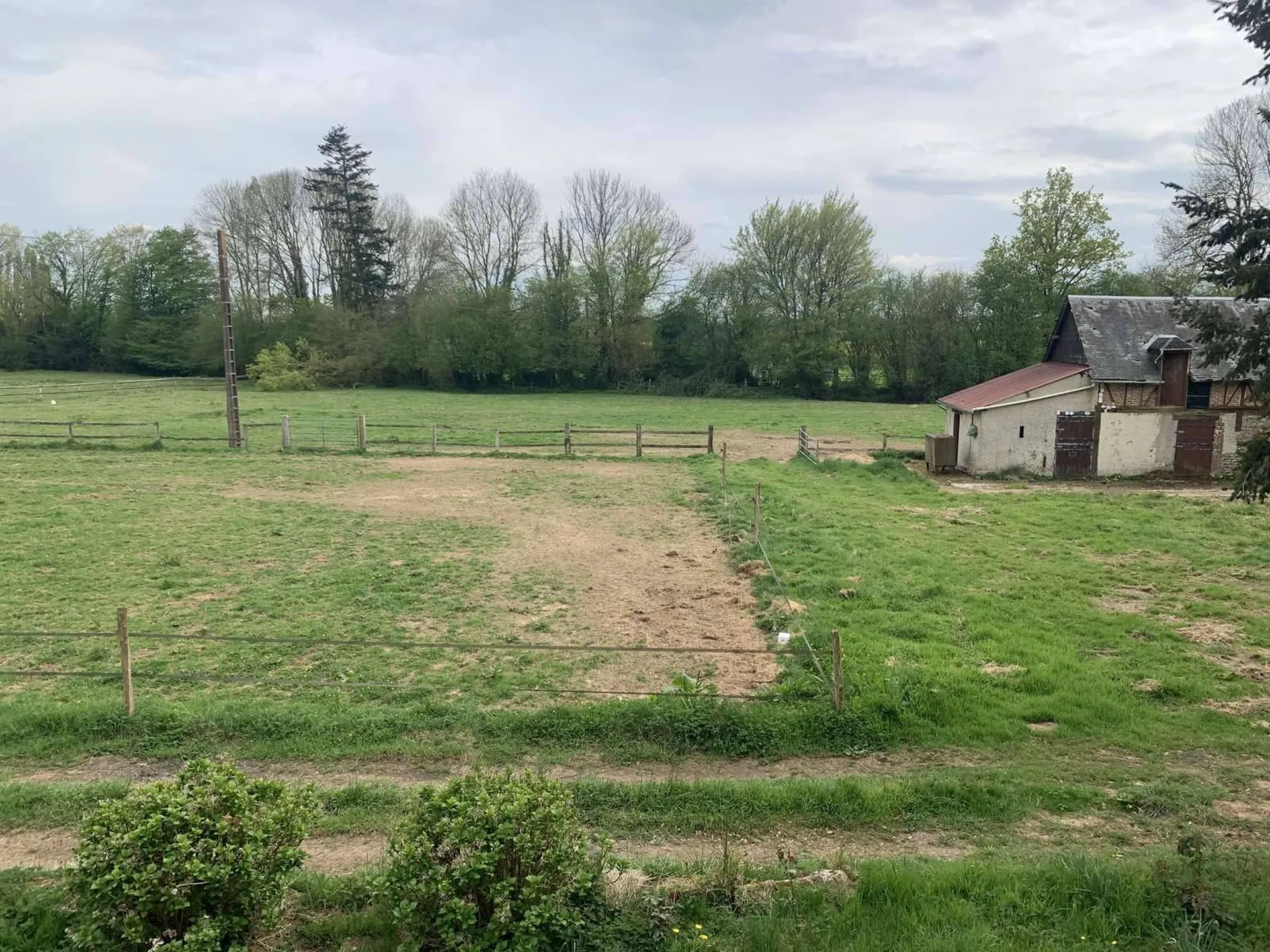 A vendre - Dans la région de BERNAY (27300) : une propriété équestre avec 3 HA 80 A de terrain