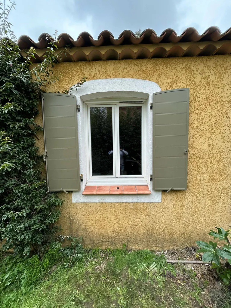 Volets battants en aluminium isolé ISO-RW150 à Sainte-Maxime 