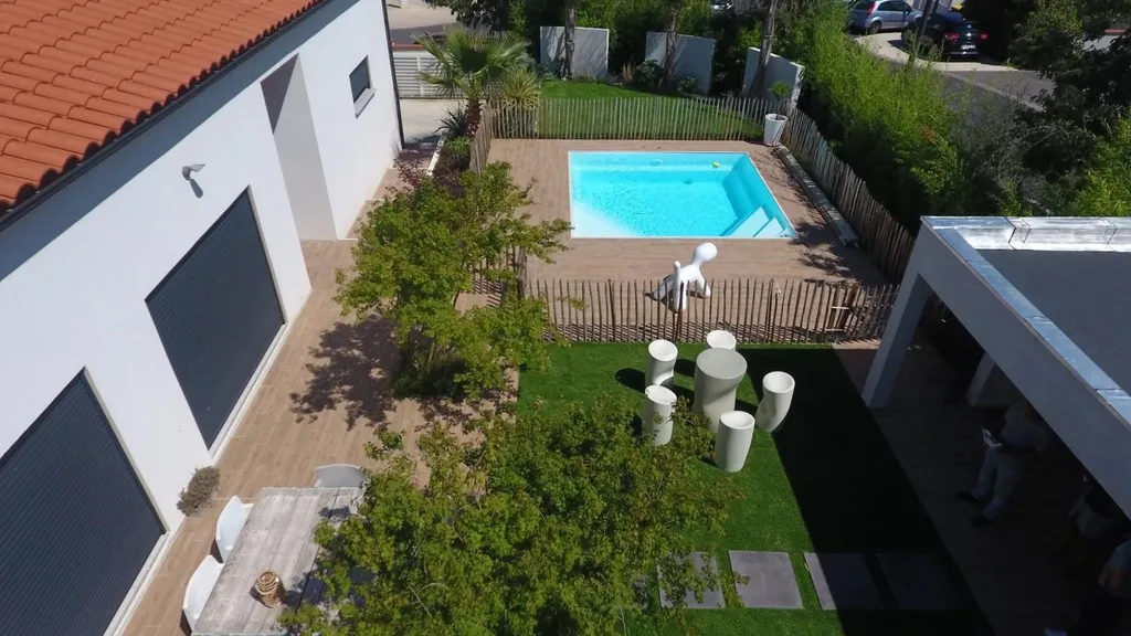 piscine coque carrée 4x4  à fond plat 
