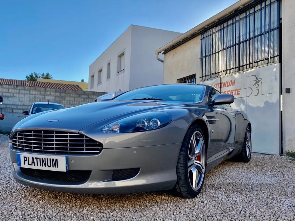 Réparation carrosserie sur Aston Martin véhicule de luxe LM 24/124 chez Platinum Carrosserie Carnoux