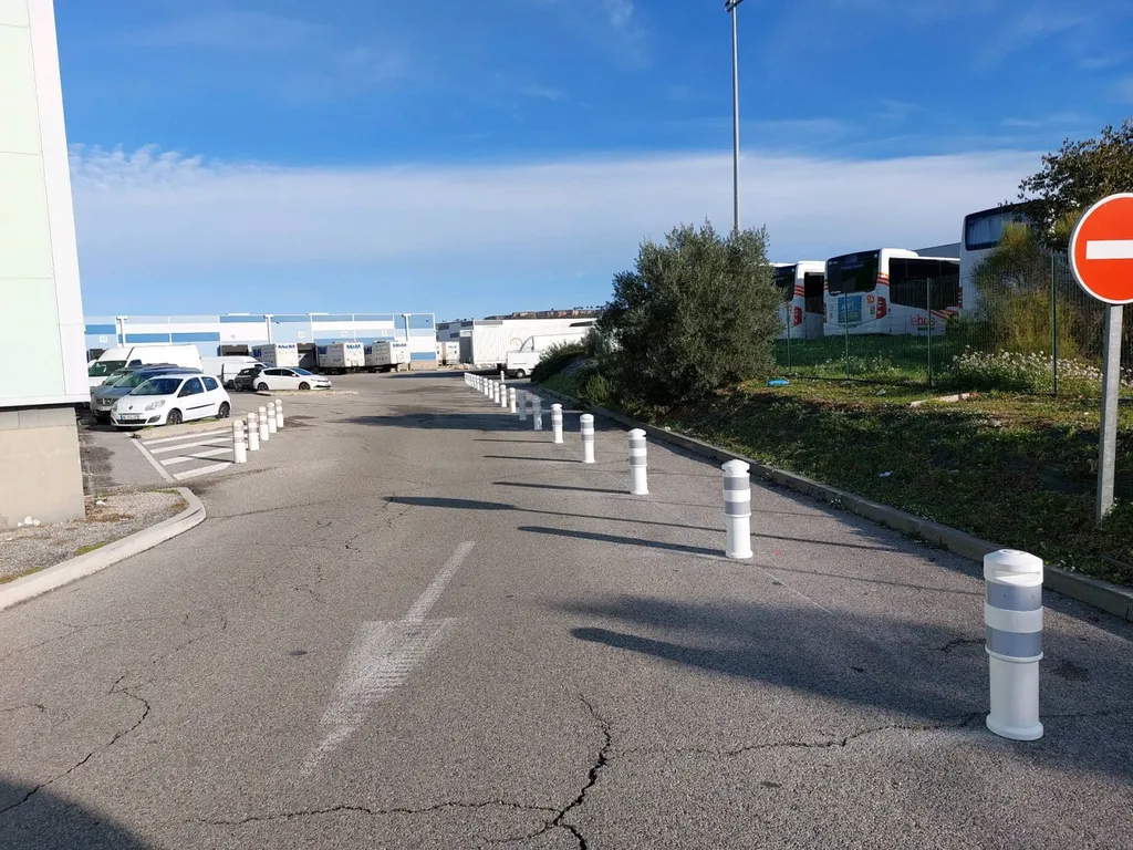 Fourniture et pose de balises ou bornes J11 pour un parking de plateforme logistique sur Vitrolles zone des Estroublans